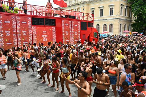 Blocos de carnaval levaram milhares de pessoas às ruas de Niterói no