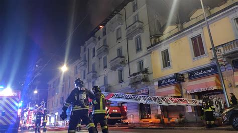 Incendio A Milano In Via Ripamonti A Fuoco Il Tetto Di Un Palazzo