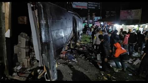 Bus Rombongan Smk Lingga Kencana Depok Kecelakaan Di Subang Banyak