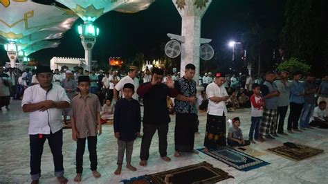 Melihat Khusyuknya Salat Tarawih Pertama Di Masjid Baiturrahman Banda