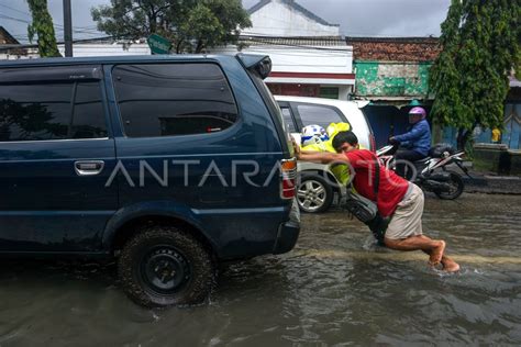 JALAN PANTURA KABUPATEN BATANG TERDAMPAK BANJIR ANTARA Foto