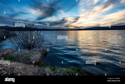 Magischer Sonnenuntergang über dem See mit einer wunderschönen