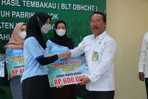 Buruh Pabrik Rokok Di Kulon Progo Dapat Bantuan Blt Genpi Co Jogja