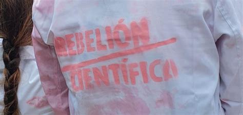 Científicos del colectivo Scientist Rebellion manchan con pintura