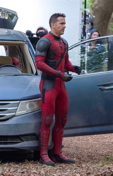 First Look At Ryan Reynolds In Costume On Deadpool 3 Set In Uk Metro News