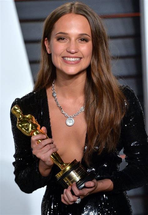 Holding her Oscar : r/Alicia_Vikander