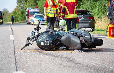 Zwei Verletzte Nach Zusammensto Zwischen Motorrad Und Auto Auf Der B