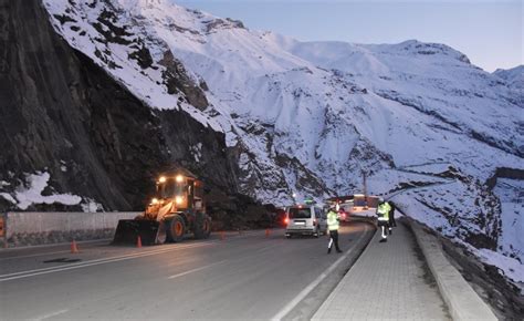 Hakkari De Kaya Par Alar Nedeniyle Kapanan Kara Yolu A Ld