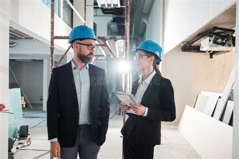 Los Ingenieros En Cascos De Protecci N Tienen Conversaci N Foto De