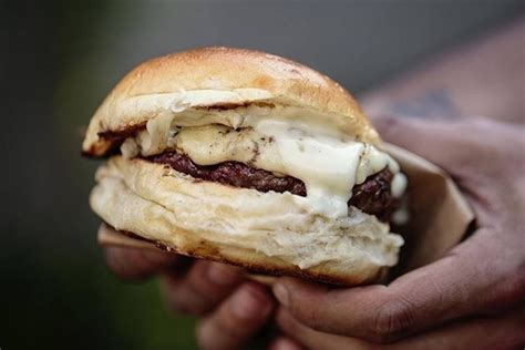 Pão Carne E Queijo Três Lugares Para Comer ótimos Burguers “simples