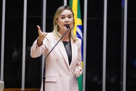 Afronta ao Congresso afirma Júlia Zanatta após STF descriminalizar