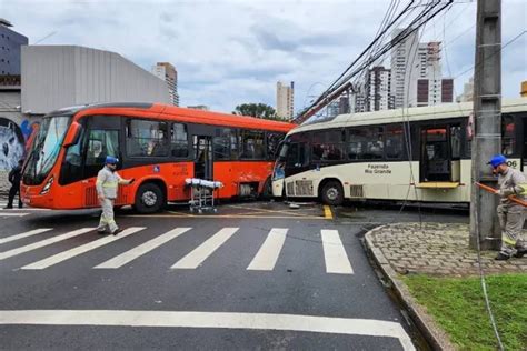 Acidente entre dois ônibus deixa mais de 40 feridos