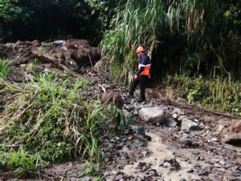 Un deslizamiento se produjo en la vía Alóag Santo Domingo ECUADOR EN VIVO