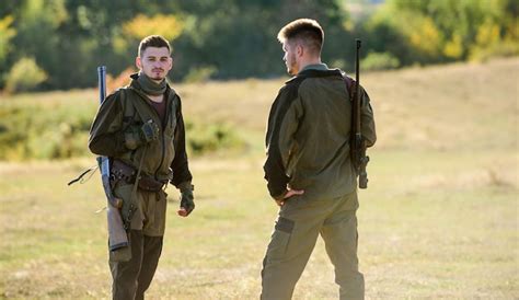 Cazadores De Hombre Con Rifle Campo De Entrenamiento Moda Uniforme