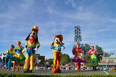 Goofy and Max Debut in Mickey's Halloween Celebration Parade at ...