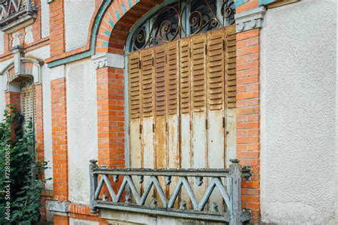 Vieille Fa Ade D Une Ancienne Maison Bourgeoise Volets Rouill S Dans