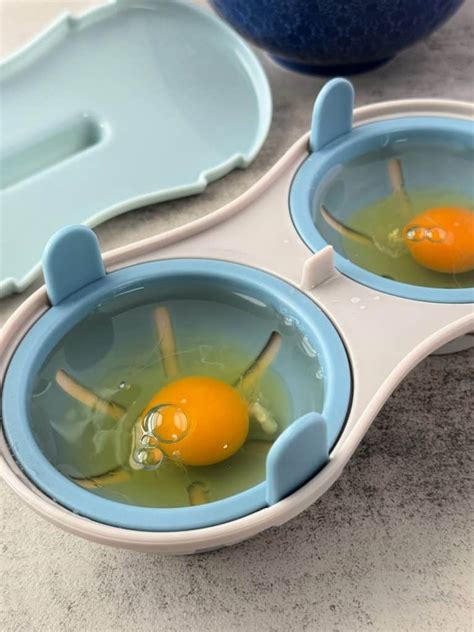 How to Poach Eggs in a Plastic Microwave Egg Poacher