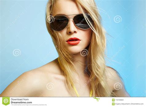 Belle Femme Sexy Dans Le Bikini Et Des Lunettes De Soleil Photo Stock