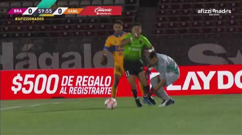 Penalti Ayron Del Valle cae en el área ante un contacto con Nahuel