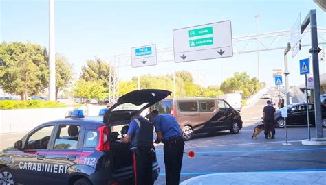 Fiumicino Controlli Dei Carabinieri Presso L Aeroporto Leonardo Da