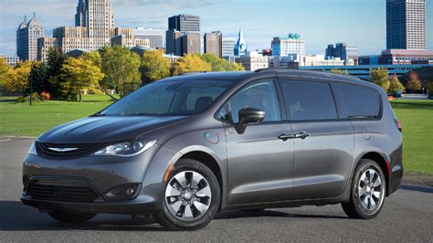 Recall Fix Available For 2017 18 Chrysler Pacifica Plug In Minivans