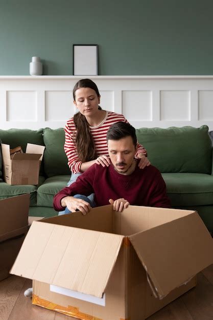 Junge Familie Zieht In Ein Neues Zuhause Kostenlose Foto