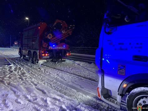 Schneefall Auf Der S Dautobahn Mehrere Lkw Eins Tze Der Feuerwehren