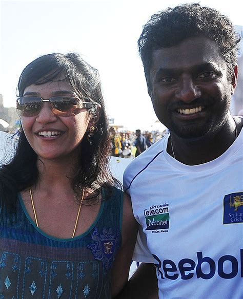 Muttiah Muralitharan carries his son Naren | ESPNcricinfo.com