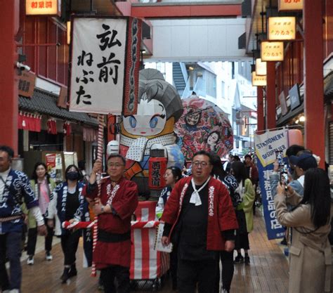 東京・浅草で「弘前ねぷたまつり」 「扇ねぷた」など4台が練り歩く 写真特集110 毎日新聞