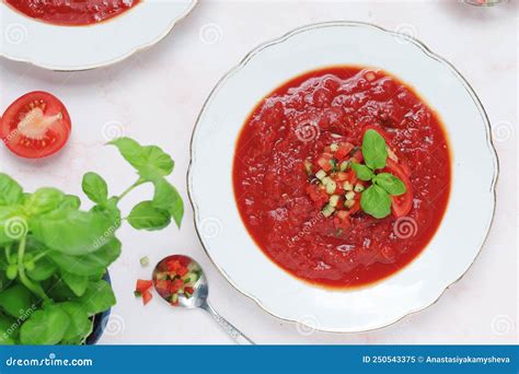 Platos Con Sopa Tradicional De Tomate Gazpacho Imagen De Archivo