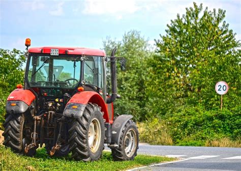 Jaką prędkość maksymalną może osiągnąć ciągnik na drodze Przekroczenie