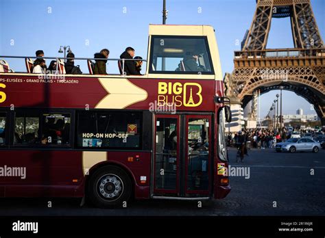 L Immagine Mostra Un Pullman Turistico Con La Torre Eiffel Sullo