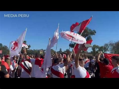 Hinchada peruana en la previa México vs Perú en el Rose Bowl de