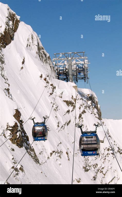 The Cable Car For The Hintertux Glacier Stock Photo Alamy