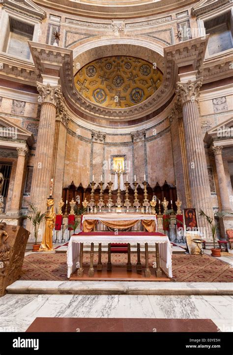 The altar, the Pantheon, Rome Italy Stock Photo - Alamy