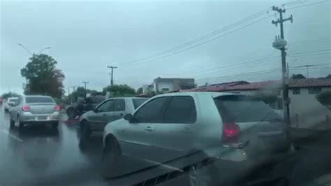 Vídeo Temporal alaga ruas e causa lentidão no trânsito de Teresina