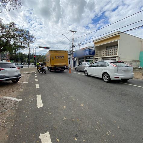 Caminh O Dos Correios Quebra Na Av Independ Ncia Em Valinhos E