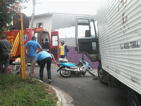 G1 Motociclista fica ferido ao ser atingido por caminhão em