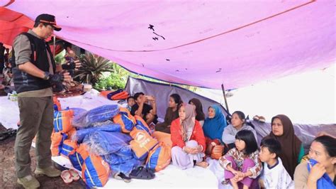 Diguyur Hujan Kepala BNPB Antarkan Logistik Warga Terdampak Gempa