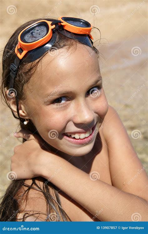 Menina Do Preteen Na Praia Do Mar Imagem De Stock Imagem De Praia