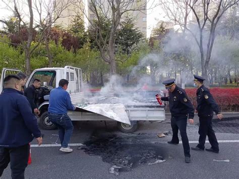 北京路一货车突然起火！城管队员逆行救援！！澎湃号·政务澎湃新闻 The Paper