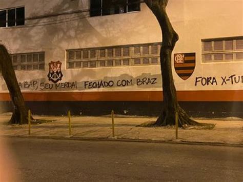 Muros Da Sede Do Flamengo Na G Vea S O Pichados Durante A Madrugada