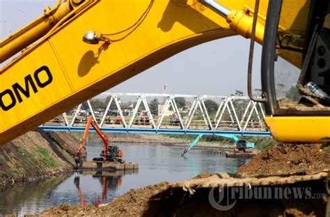 Pengerukan Sedimentasi Tanah Di Sungai Citarum Foto 3 1809090