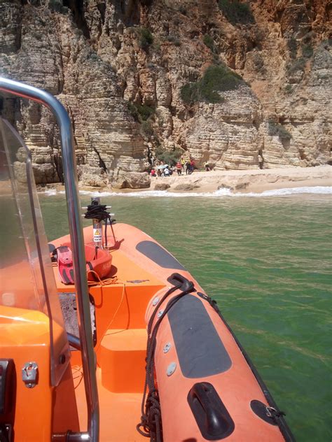 Resgatadas Duas Pessoas Ap S Queda Acidental Na Praia Do Beliche Em