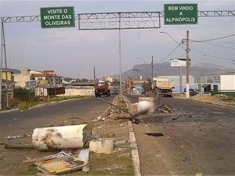 G1 Carro Bate Em Coluna E Destrói Imagem De Santo Em Alpinópolis Notícias Em Sul De Minas