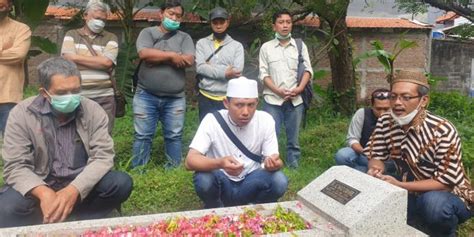 Peringati HPN 2022 Keluarga Besar KWG Ziarah Ke Makam Bung Dahril