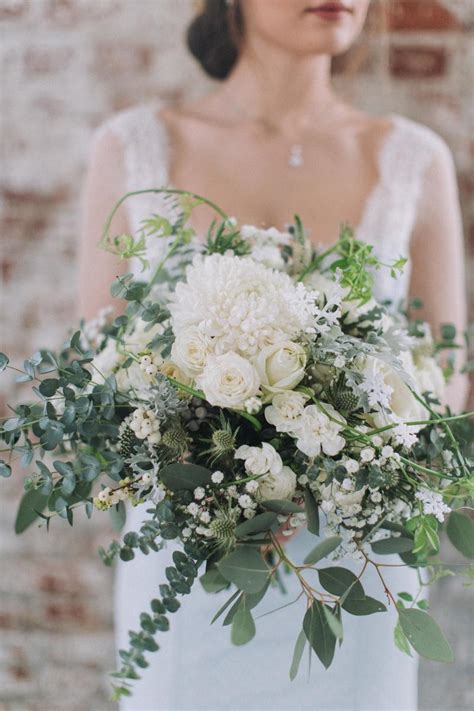 Strukturstrauß modern mit Schleierkraut und Rosen Heiraten mit braut de