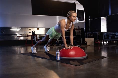 How Carrie Underwood Works Out On Tour | POPSUGAR Fitness UK