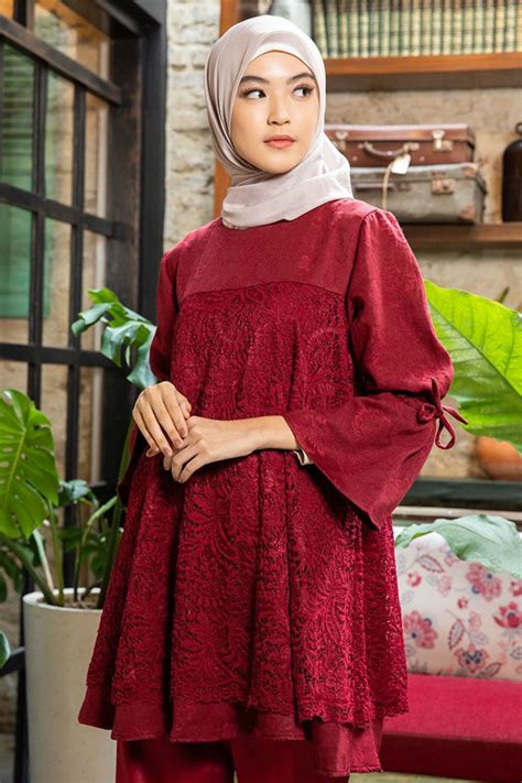 Baju Merah Maroon Cocok Dengan Celana Warna Apa