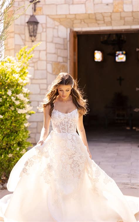 Romantic 3d Floral Lace Ballgown Wedding Dress With Pockets